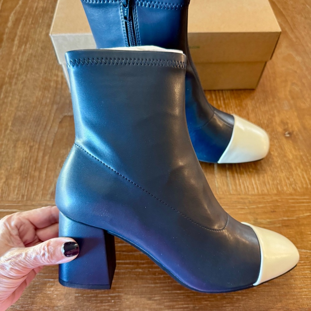 NIB navy & ivory BC Footwear Told Ya So short boots 8.5M - Picture 3 of 14